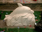 Dolfijn als grafsteen (China made) (27kb)